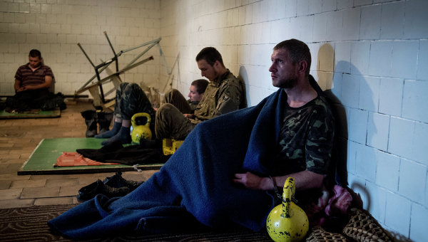 Пленные военнослужащие украинской армии в штабе ополчения в Луганске