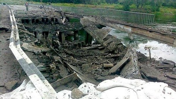 Взорванный мост в Донецкой области. (Максимально возможное качество)