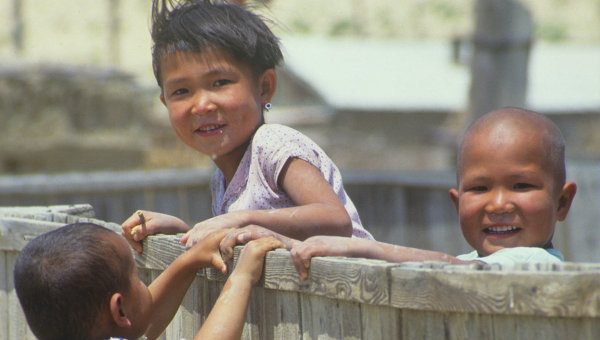 Узбекские дети в рыбном поселке Уч-Сай