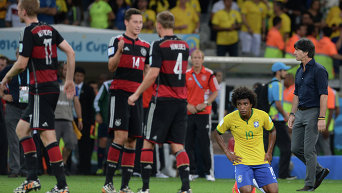 Игроки сборной Германии и игрок сборной Бразилии Виллиан