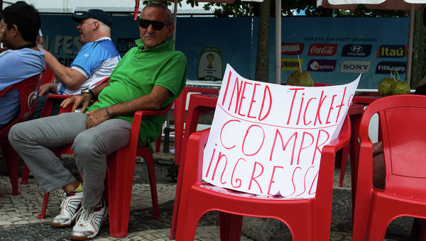 Болельщик на пляже Копакабана в Рио-де-Жанейро пытается купить билет на финал