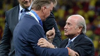 Главный тренер сборной Нидерландов Луи Ван Гал и президент FIFA Йозеф Блаттер