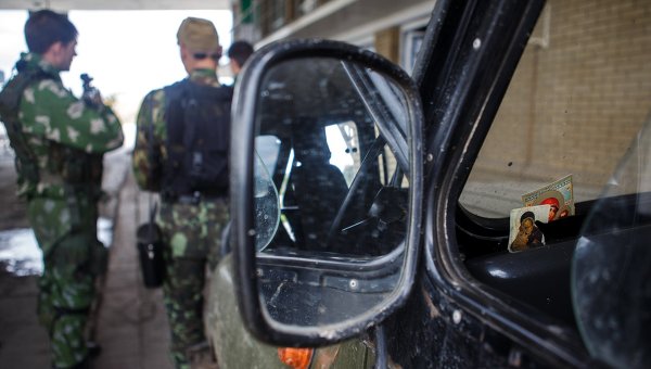 Бойцы ополчения Луганска на КПП Изварино. Архивное фото