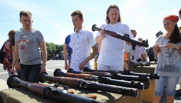 Выставку изъятого у ополченцев оружия открыли в Музее истории Великой отечественной войны в Киеве