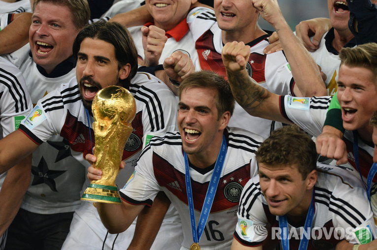 Игроки сборной Германии с заветным кубком