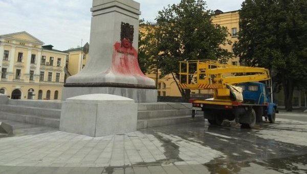 Неизвестные облили краской памятник Независимости Украины в Харькове