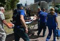 Медицинские работники увозят в больницу одного из пассажиров Московского метрополитена
