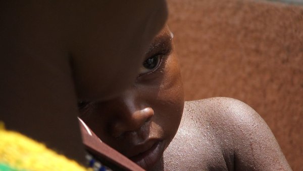 Жительница Африки с ребенком. Архивное фото