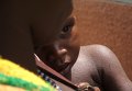 Жительница Африки с ребенком. Архивное фото