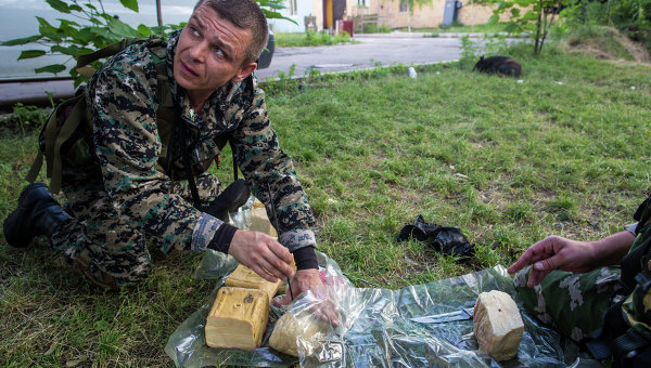 Боец ополчения готовит взрывчатку в Донецке