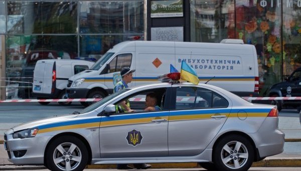 Милиция и взрывотехники возле ТРЦ в Киеве