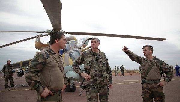 Французские военные у вертолета на авиабазе малийских ВВС. Архивное фото