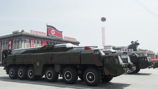 Военная техника во время парада в КНДР