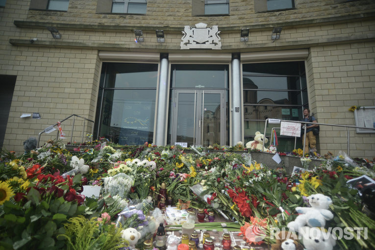 Цветы под посольством Нидерландов