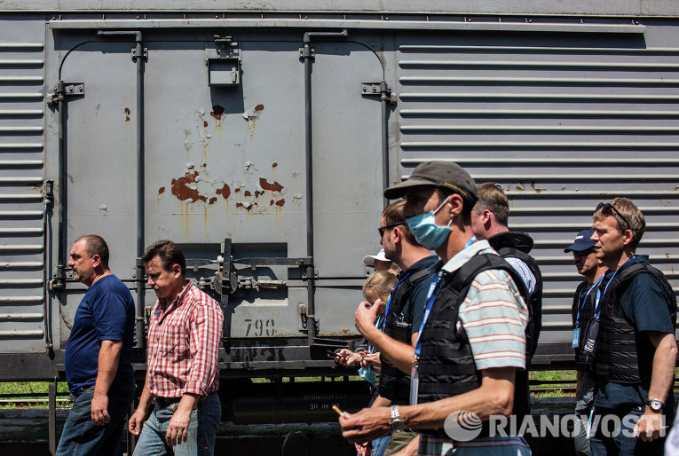 Поезд с погибшими в крушении Boeing 777 в Украине отправился в Донецк