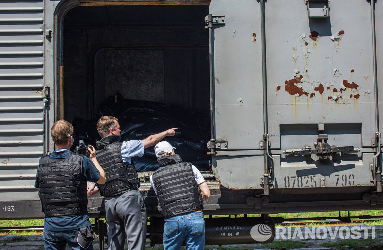 Поезд с погибшими в крушении Boeing 777 в Украине отправился в Донецк