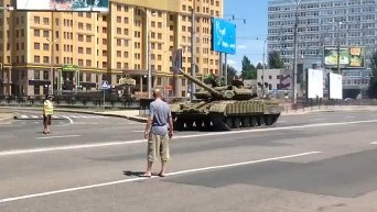 Танк ополченцев в Донецке. Видео