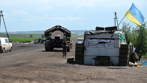 Блокпост украинских силовиков в зоне АТО. Архивное фото