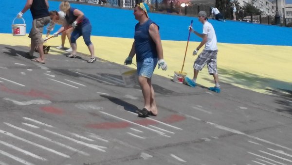 Жители Киева раскрашивают сооружения в цвета украинского флага