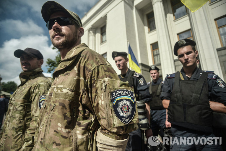 Солдаты батальона Киев под зданием Верховной Рады