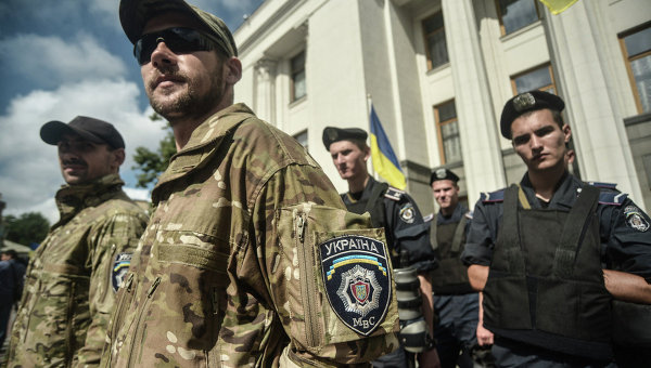 Бойцы батальона Киев под зданием Верховной Рады