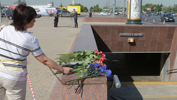 Цветы на месте трагедии в московском метро