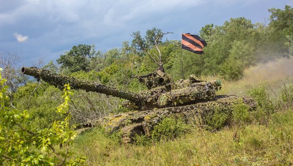 Боец ополчения на танке на востоке Украины