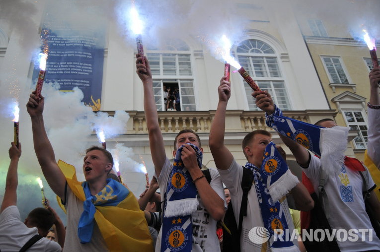 Марш единства болельщиков перед матчем Динамо - Шахтер во Львове