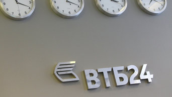 Часы, показывающее поясное время, в офисе банка ВТБ 24