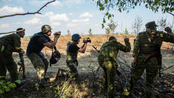 Журналисты и ополченцы в Донецкой области