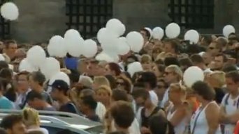 В Амстердаме тысячи человек почтили память жертв крушения Boeing. Видео