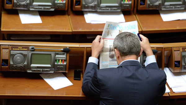 Народный депутат в зале заседания читает ВР читает Голос Украины