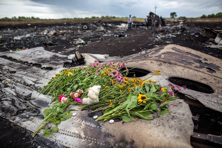 Тела погибших вывозят с места аварии Boeing 777