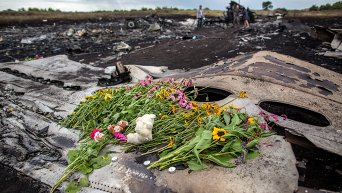 Тела погибших вывозят с места аварии Boeing 777