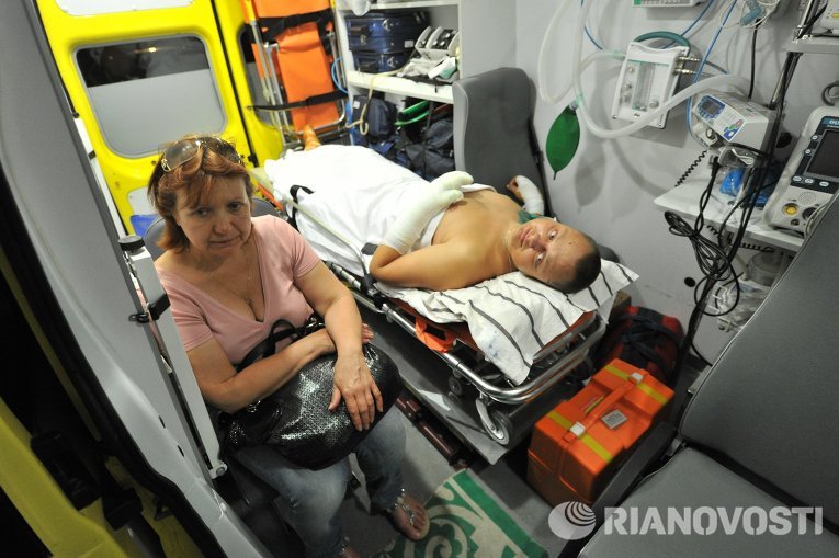 Тяжелораненых украинских военных отправляют самолетом в Украину
