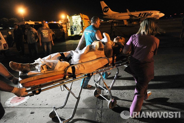 Тяжелораненых украинских военных отправляют самолетом в Украину