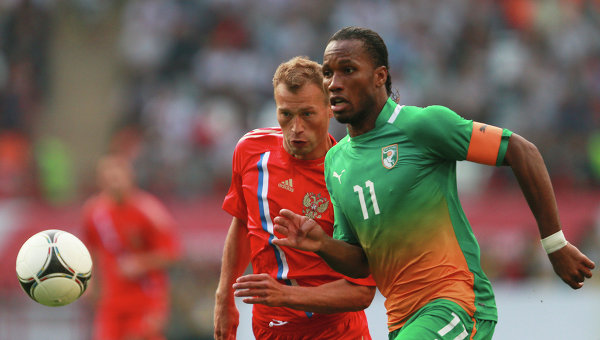 Игрок Кот д’Ивуара Дидье Дрогба (справа). Архивное фото