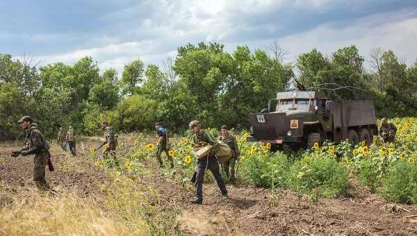 Бойцы ополчения в Донецкой области. Архивное фото