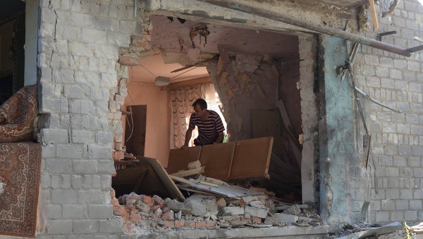 Последствия ракетно-минометного обстрела жилого дома в Горловке
