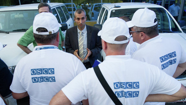 Руководитель постоянной миссии ОБСЕ Поль Пикар (в центре, на заднем плане)