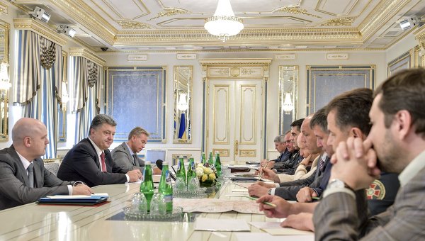Президент Петр Порошенко на совещании с руководителями силовых ведомств. Архивное фото
