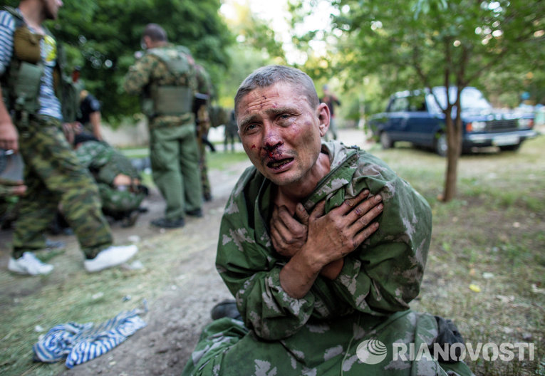 Украинский десантник, взятый в плен в ходе боя за город Шахтерск.