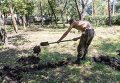 Пленный украинский военный роет могилу для погибших сослуживцев