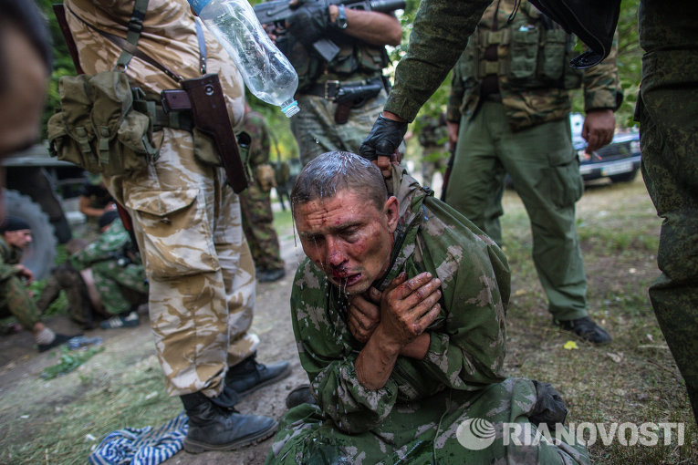 Украинский десантник, взятый в плен в ходе боя за город Шахтерск.