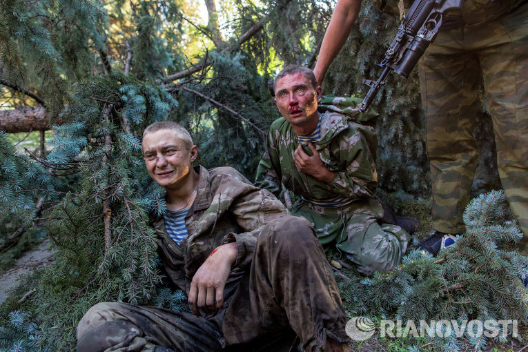 Раненые украинские десантники, взятые в плен в ходе боя за город Шахтерск.