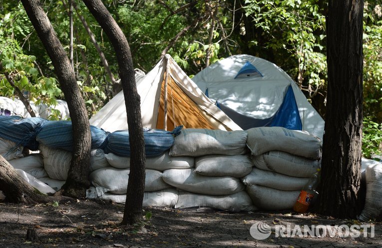 Палаточный лагерь бойцов ополчения в Горловке
