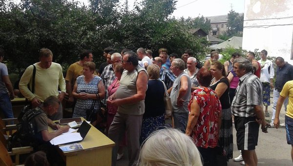 Беженцы из Луганска проходят регистрацию