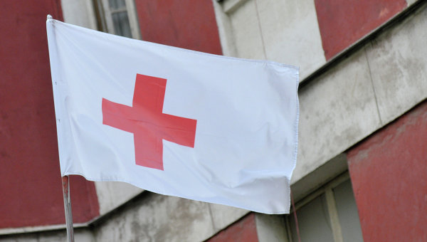 Флаг организации Красный крест. Архивное фото