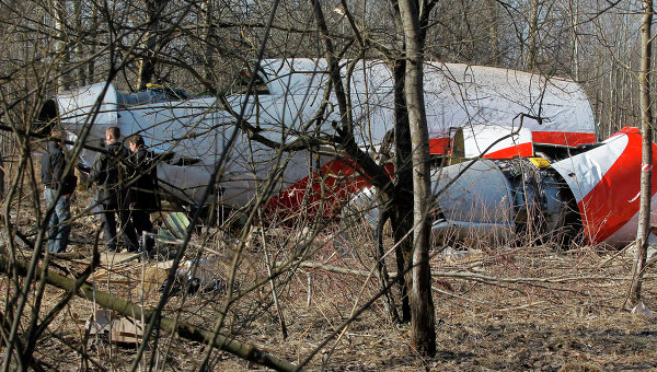 Обломки самолета Ту-154, упавшего в районе Смоленска. 