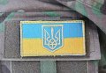 Украинская символика на форме военного. Архивное фото